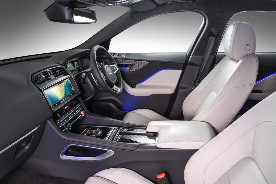 Интерьер Jaguar F-Pace S 35t AWD 2016 года  (ZA) (фото 6 из 27)